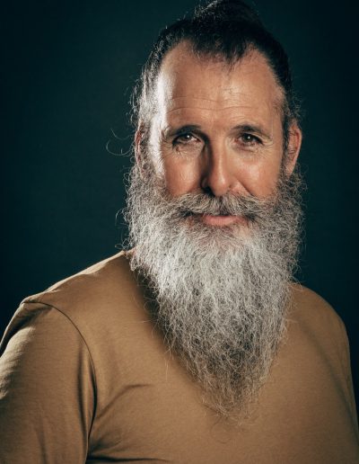 Actor Jose Varela con barba larga camiseta marron